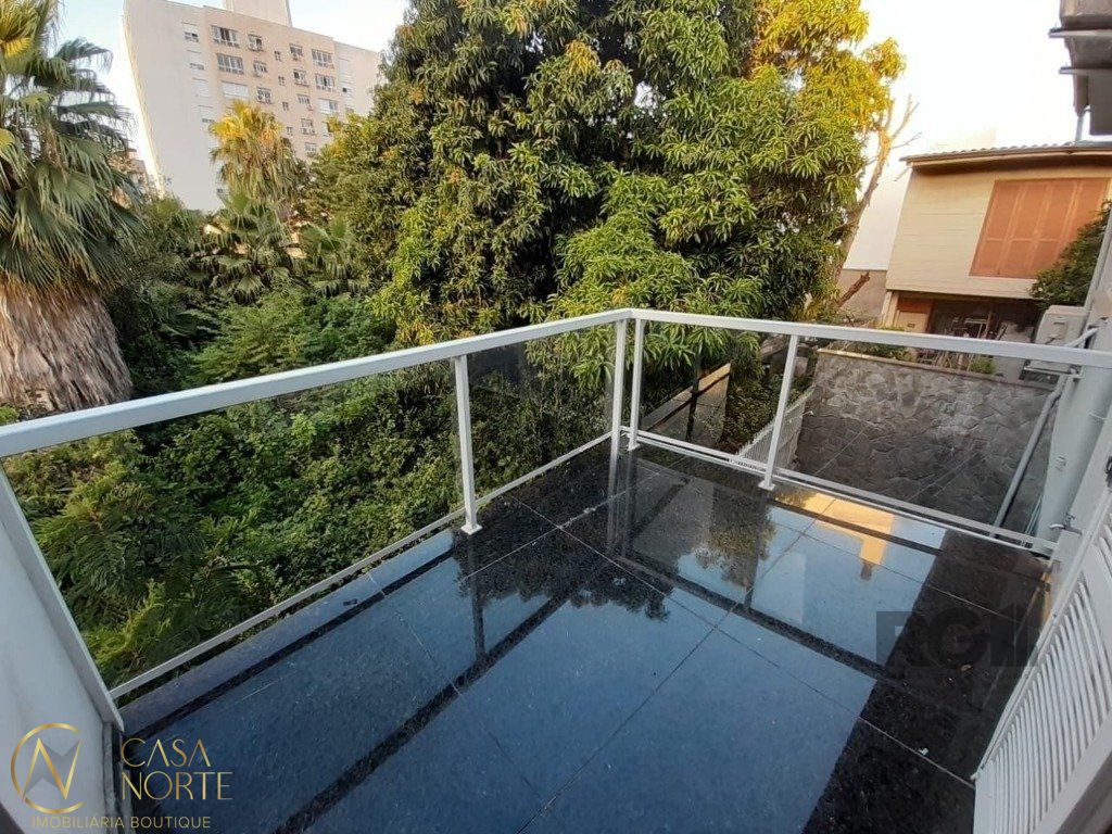 Casa à venda com 4 quartos, 251m², 1 suíte, 2 vagas, Rua Germano Hasslocher no bairro Azenha em Porto Alegre