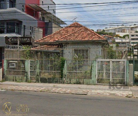 Casa à venda com 3 quartos, 192m², 3 vagas, Avenida Doutor Carlos Barbosa no bairro Medianeira em Porto Alegre