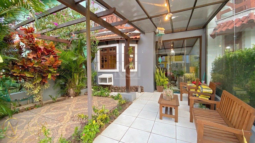 Casa de Condomínio à venda com 3 quartos, 186m², 1 suíte, 2 vagas, Rua Osorio Mendes Ouriques no bairro Guarujá em Porto Alegre