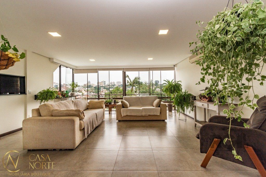 Casa à venda com 4 quartos, 484m², 2 suítes, 8 vagas, Rua Estácio de Sá no bairro Chácara das Pedras em Porto Alegre