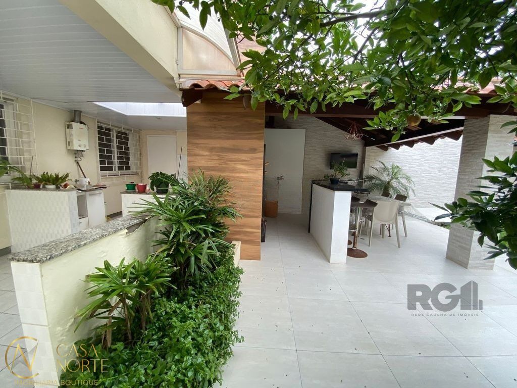 Casa à venda com 5 quartos, 333m², 1 suíte, 4 vagas, Avenida Polar no bairro Jardim Floresta em Porto Alegre