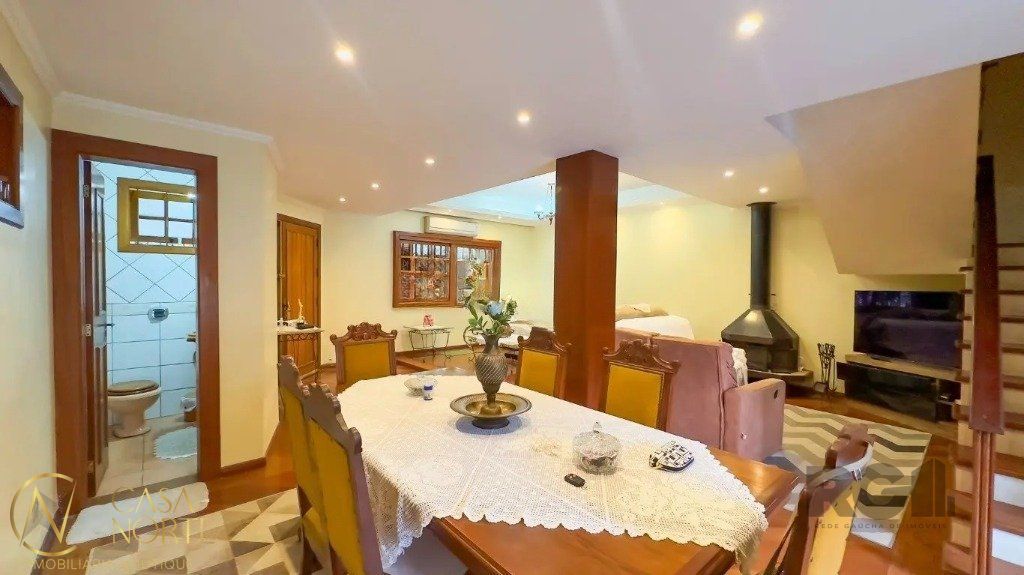 Casa à venda com 4 quartos, 371m², 3 suítes, 2 vagas, Rua Gregório da Fonseca no bairro Nonoai em Porto Alegre
