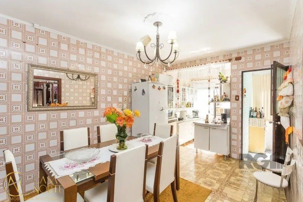 Casa à venda com 3 quartos, 165m², 2 vagas, Rua Podalírio João da Rocha no bairro Jardim Carvalho em Porto Alegre