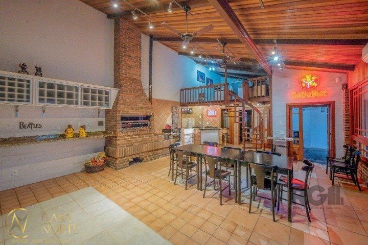 Casa à venda com 3 quartos, 280m², 2 suítes, 8 vagas, Rua Doutor Fernando Ortiz Schneider no bairro Partenon em Porto Alegre