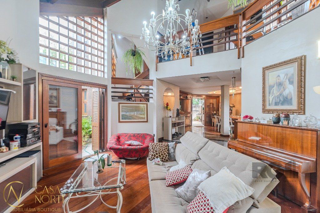 Casa à venda com 4 quartos, 400m², 1 suíte, 4 vagas, Praça Doutor Baltazar de Bem no bairro Vila Jardim em Porto Alegre