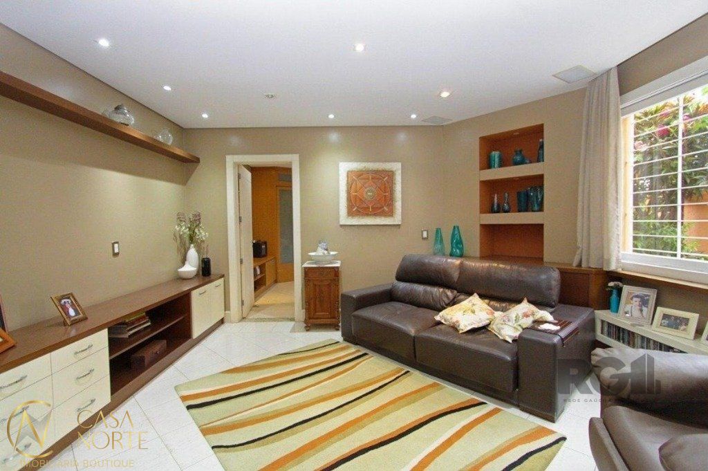 Casa à venda com 3 quartos, 330m², 2 suítes, 3 vagas, Rua Bogota no bairro Jardim Lindóia em Porto Alegre