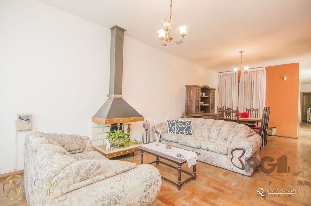 Casa à venda com 3 quartos, 220m², 1 suíte, 3 vagas, Rua Intendente Alfredo Azevedo no bairro Glória em Porto Alegre