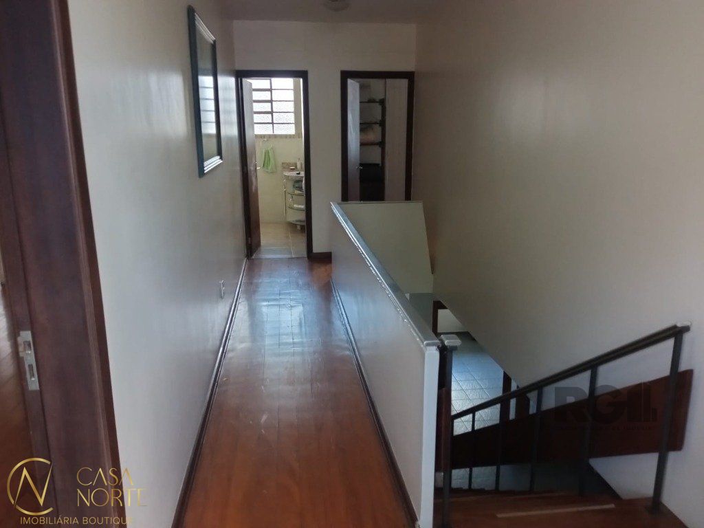Casa à venda com 4 quartos, 330m², 1 suíte, 3 vagas, Rua Fagundes Varela no bairro Santo Antônio em Porto Alegre