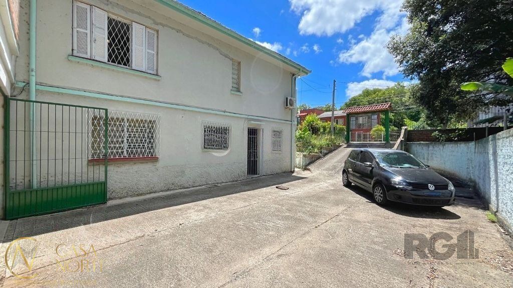 Casa à venda com 3 quartos, 300m², 1 suíte, 2 vagas, Rua Marechal Mesquita no bairro Teresópolis em Porto Alegre