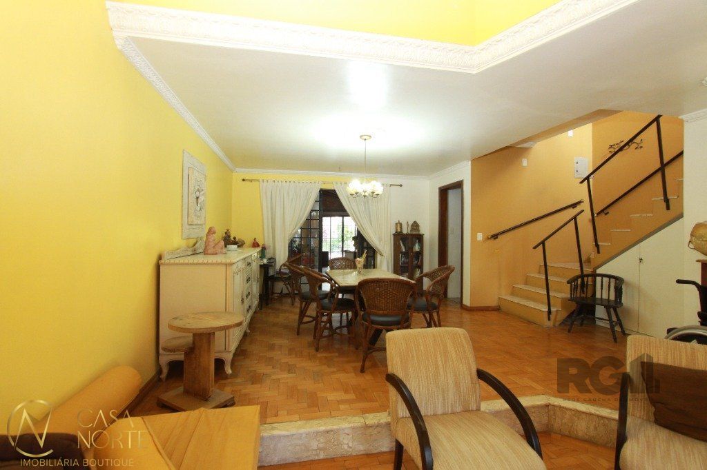 Casa à venda com 3 quartos, 200m², 1 suíte, 2 vagas, Rua Gomes de Freitas no bairro Jardim Itu em Porto Alegre