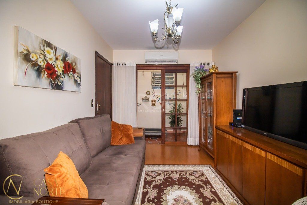 Casa à venda com 3 quartos, 289m², 1 suíte, 4 vagas, Rua Fatima no bairro Partenon em Porto Alegre