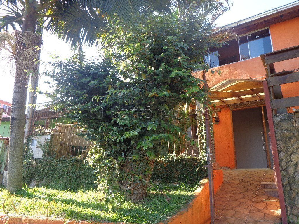 Casa à venda com 4 quartos, 101m², 1 vaga, Beco Maria Balbina no bairro Campo Novo em Porto Alegre