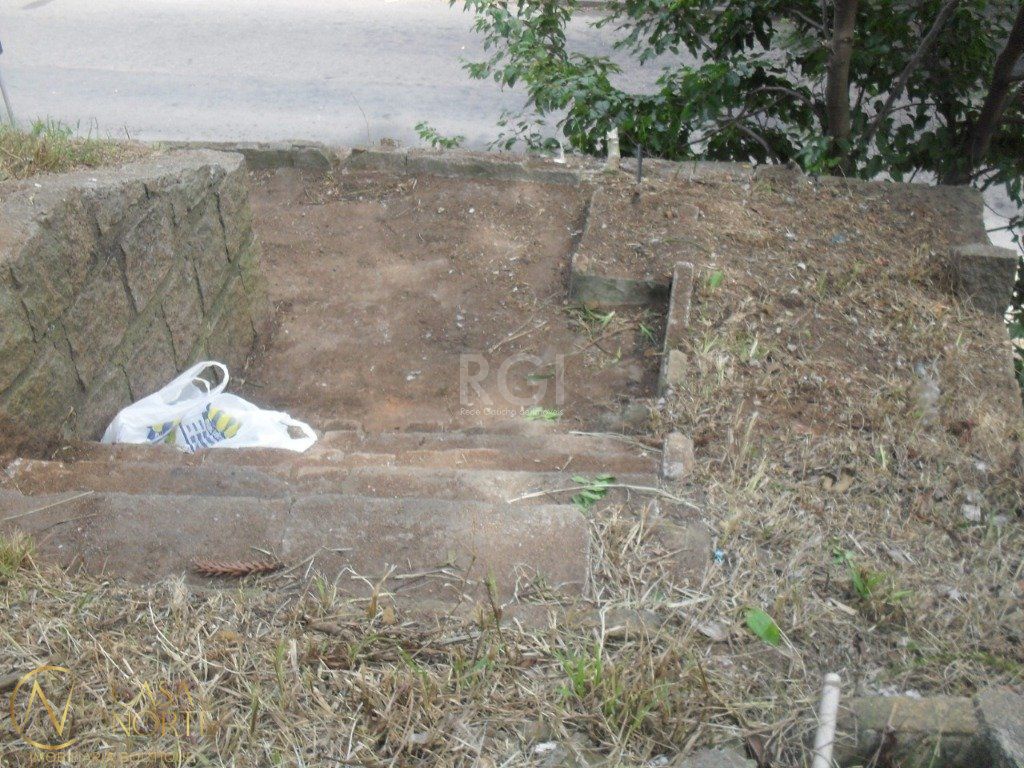 Terreno à venda  com 297m², Rua Octavio de Souza no bairro Teresópolis em Porto Alegre