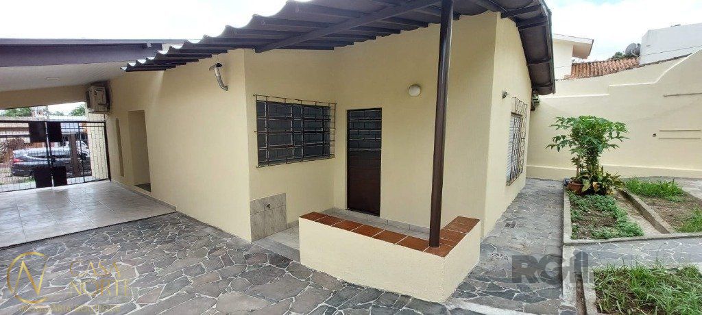 Casa à venda com 3 quartos, 162m², 1 suíte, 4 vagas, Rua Dom Jaime de Barros Câmara no bairro Sarandi em Porto Alegre