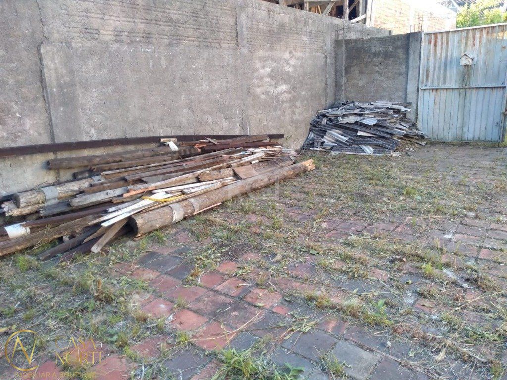 Terreno à venda  com 429m², Rua Miracema no bairro Chácara das Pedras em Porto Alegre