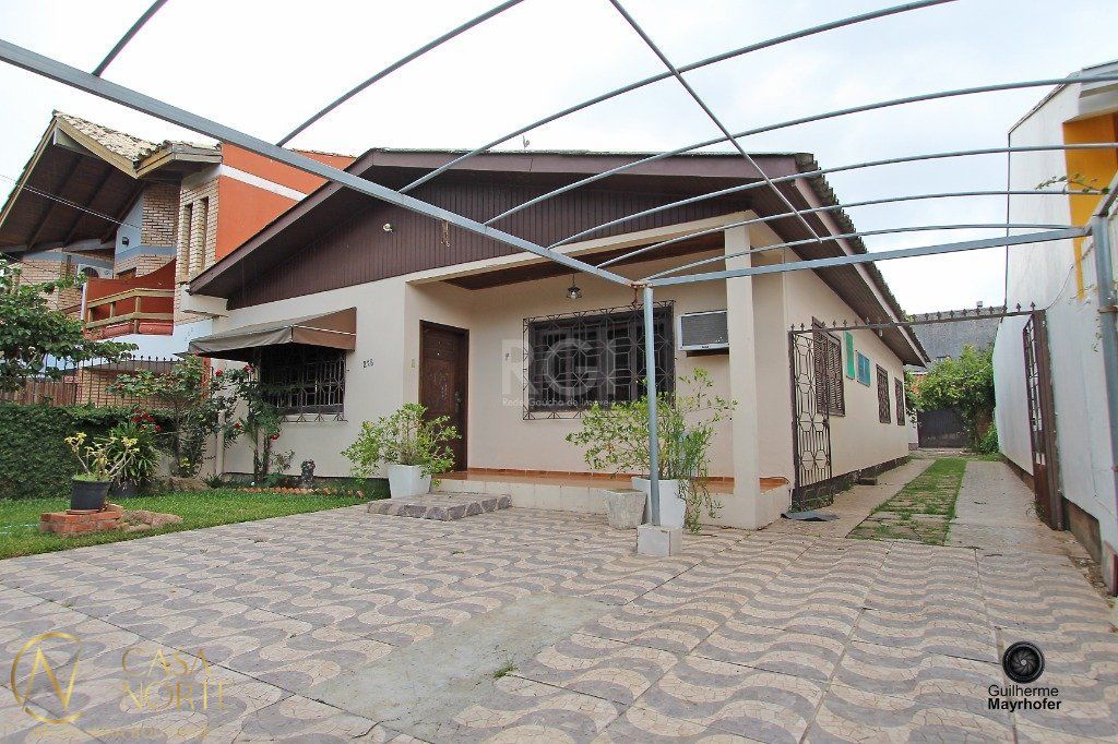Casa à venda com 3 quartos, 177m², 1 suíte, 4 vagas, Rua Jacipuia no bairro Guarujá em Porto Alegre