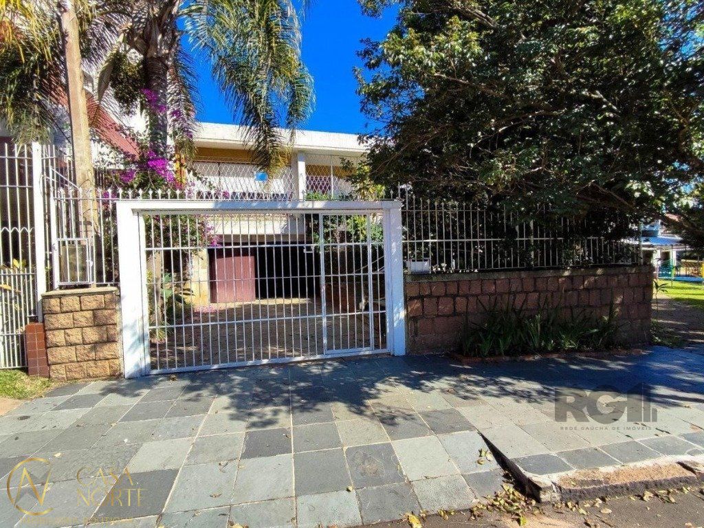 Casa à venda com 4 quartos, 290m², 1 suíte, 4 vagas, Avenida Benno Mentz no bairro Vila Ipiranga em Porto Alegre
