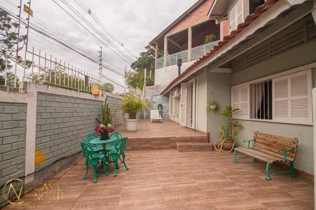 Casa à venda com 3 quartos, 116m², 1 suíte, 2 vagas, Rua Doutor Ernesto Miranda no bairro Jardim São Pedro em Porto Alegre