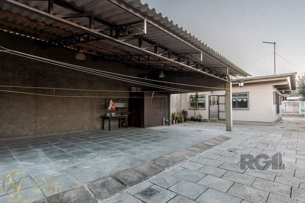 Casa à venda com 4 quartos, 200m², 4 vagas, Rua João Wilson de Almeida no bairro Santa Rosa de Lima em Porto Alegre
