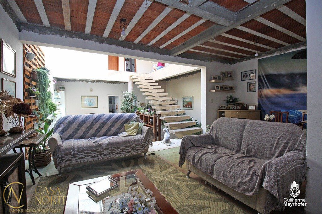 Casa à venda com 3 quartos, 354m², 1 suíte, 3 vagas, Rua São Benedito no bairro Bom Jesus em Porto Alegre