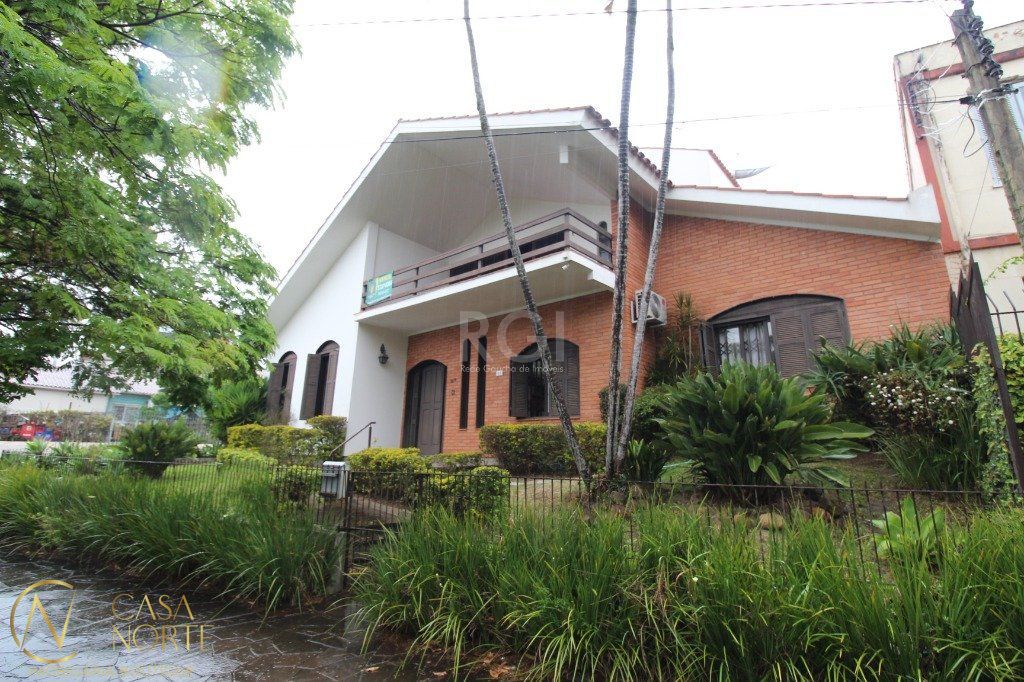Casa à venda com 6 quartos, 406m², 6 suítes, 2 vagas, Praça Lima Duarte no bairro Chácara das Pedras em Porto Alegre