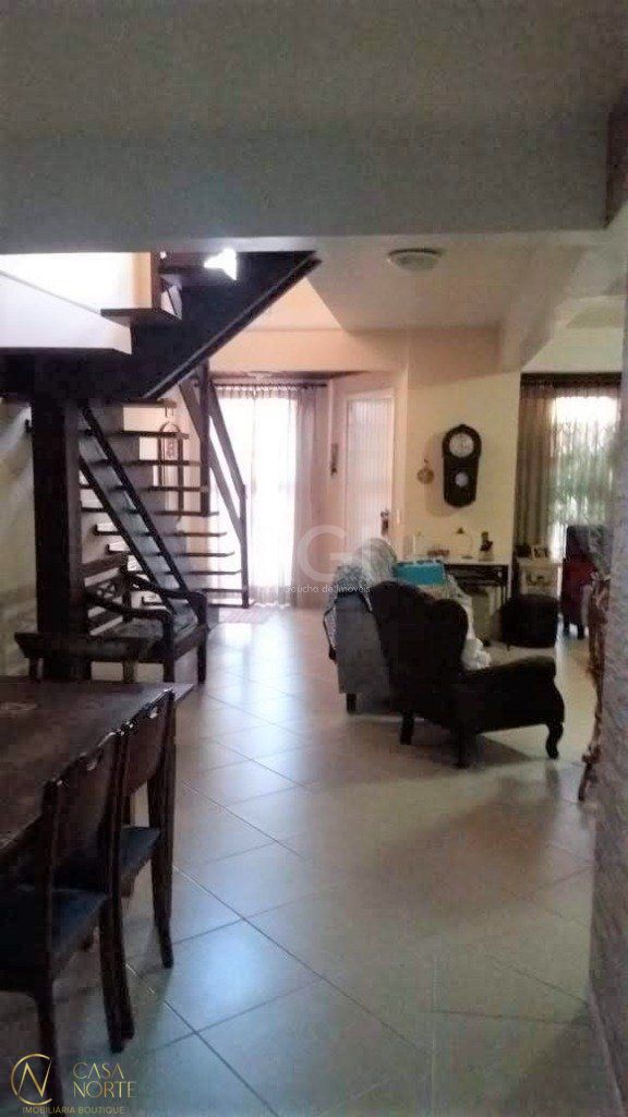 Casa à venda com 3 quartos, 264m², 1 suíte, 3 vagas, Rua Ventos do Sul no bairro Vila Nova em Porto Alegre