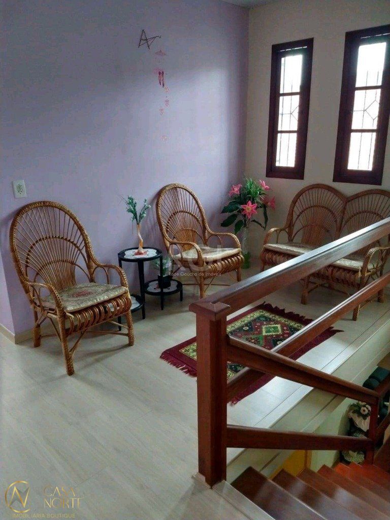 Casa à venda com 4 quartos, 320m², 2 vagas, Rua Miguel Ascoleze no bairro Vila Nova em Porto Alegre