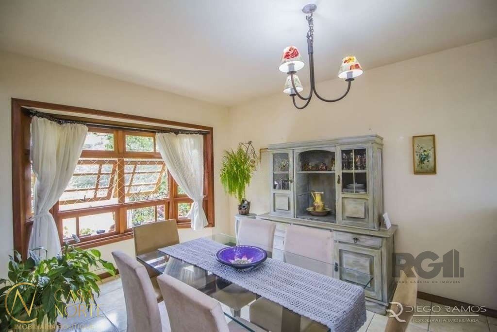 Casa à venda com 4 quartos, 222m², 1 suíte, 3 vagas, Rua Caieira no bairro Medianeira em Porto Alegre