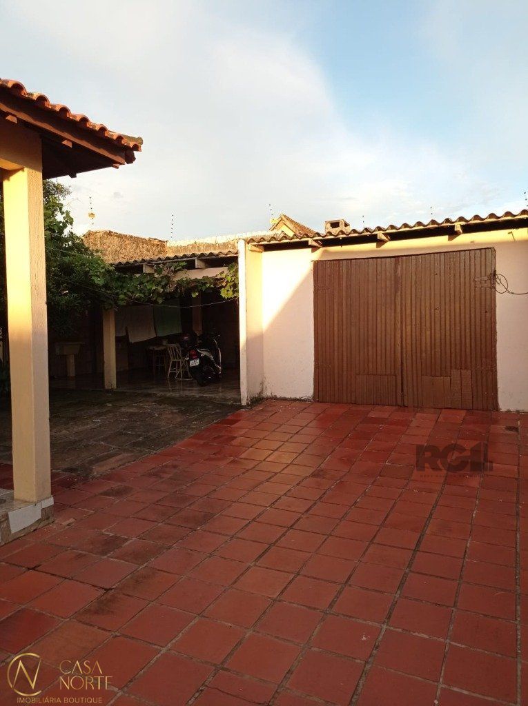 Casa à venda com 3 quartos, 120m², 2 vagas, Rua Carlos Barone no bairro Passo das Pedras em Porto Alegre