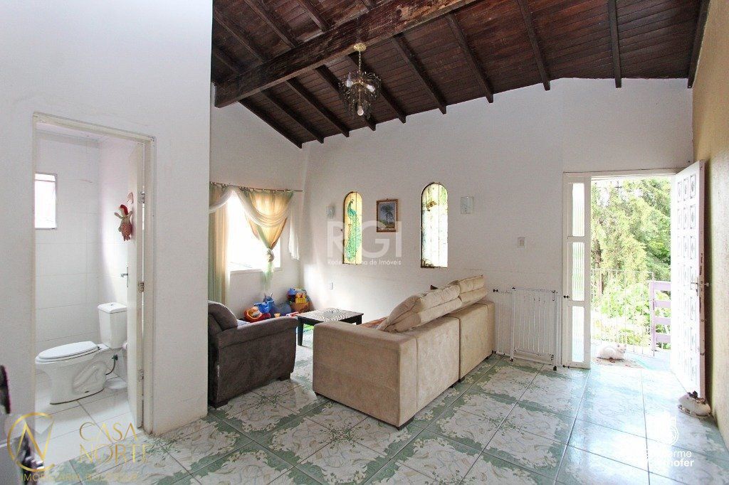 Casa à venda com 3 quartos, 160m², 1 suíte, 2 vagas, Rua Erechim no bairro Nonoai em Porto Alegre