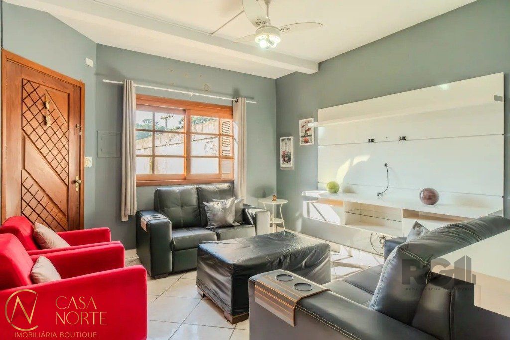 Casa à venda com 3 quartos, 118m², 1 suíte, 2 vagas, Rua Mathilde Zatar no bairro Nonoai em Porto Alegre