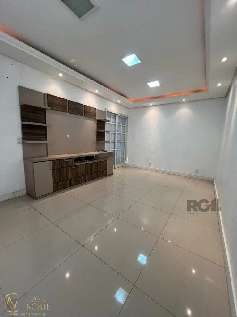 Casa à venda com 3 quartos, 173m², 3 vagas, Rua Octávio Sagebin no bairro Parque Santa Fé em Porto Alegre