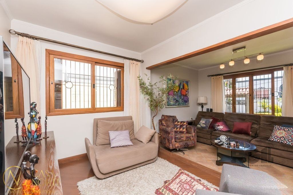 Casa à venda com 3 quartos, 195m², 1 suíte, 4 vagas, Avenida General Barreto Viana no bairro Chácara das Pedras em Porto Alegre