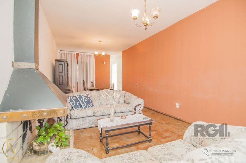 Casa à venda com 3 quartos, 220m², 1 suíte, 3 vagas, Rua Intendente Alfredo Azevedo no bairro Glória em Porto Alegre