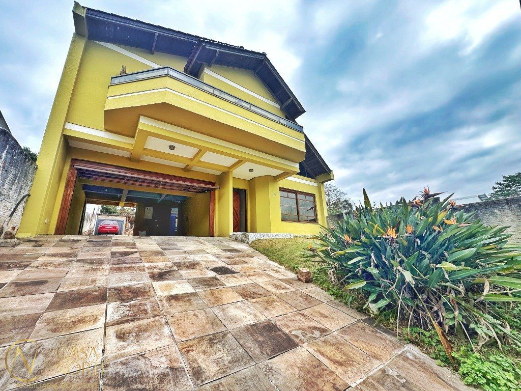 Casa à venda com 3 quartos, 255m², 1 suíte, 4 vagas, Rua Costa Lima no bairro Nonoai em Porto Alegre