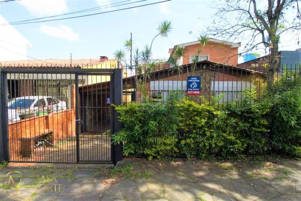 Casa à venda com 3 quartos, 287m², 2 suítes, 4 vagas, Rua Marcio Dias no bairro Nonoai em Porto Alegre