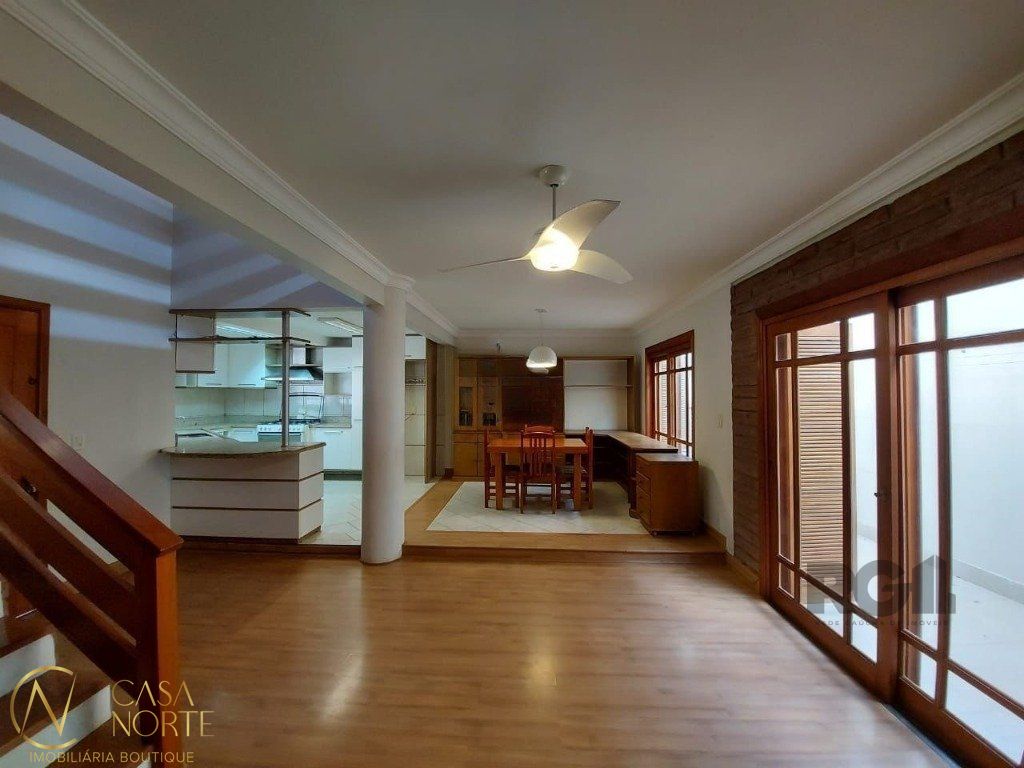 Casa à venda com 2 quartos, 161m², 1 suíte, 4 vagas, Rua Joséf Halpern no bairro Jardim Leopoldina em Porto Alegre