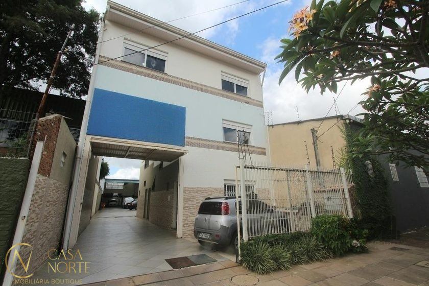 Casa à venda com 3 quartos, 368m², 1 suíte, 8 vagas, Rua Serro Azul no bairro Santa Maria Goretti em Porto Alegre