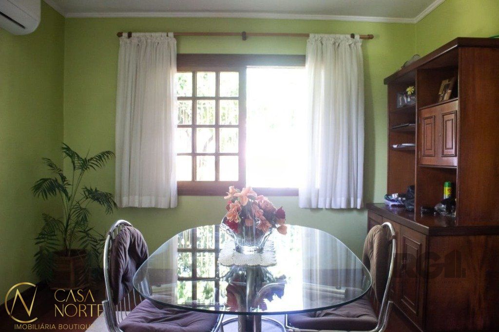 Casa à venda com 4 quartos, 298m², 1 suíte, 3 vagas, Rua Lola de Oliveira no bairro Parque Santa Fé em Porto Alegre