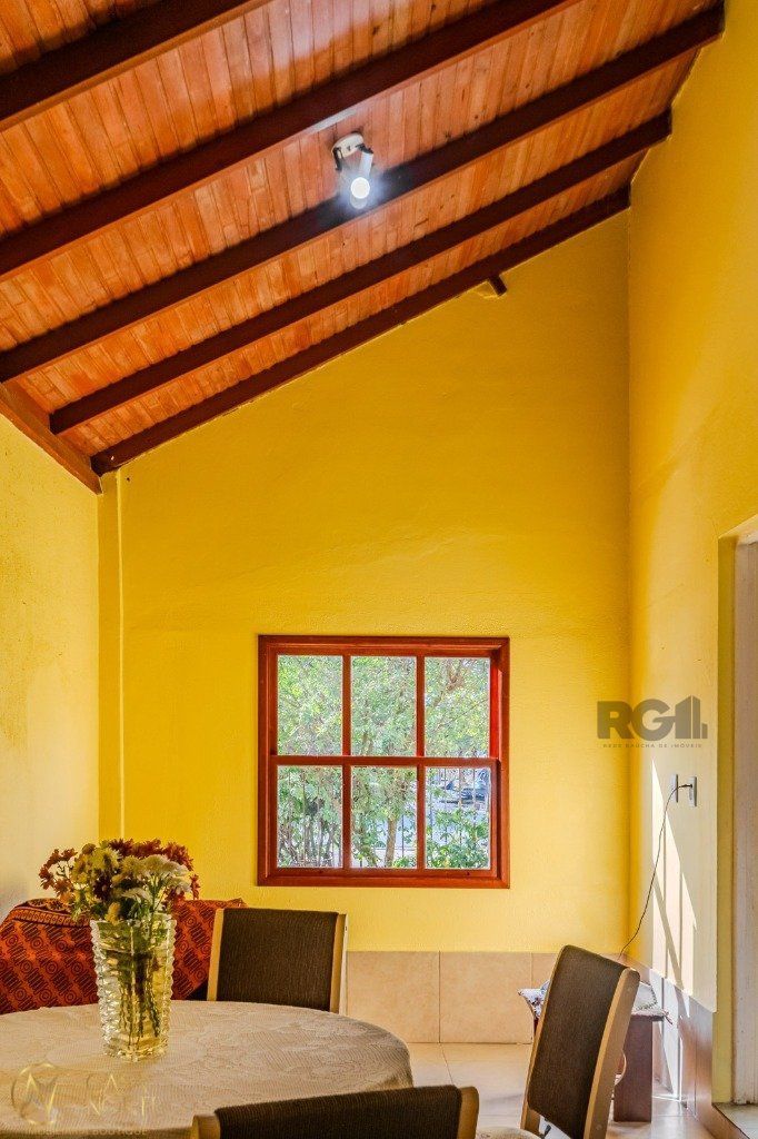 Casa à venda com 2 quartos, 157m², 3 vagas, Avenida Juca Batista no bairro Hípica em Porto Alegre