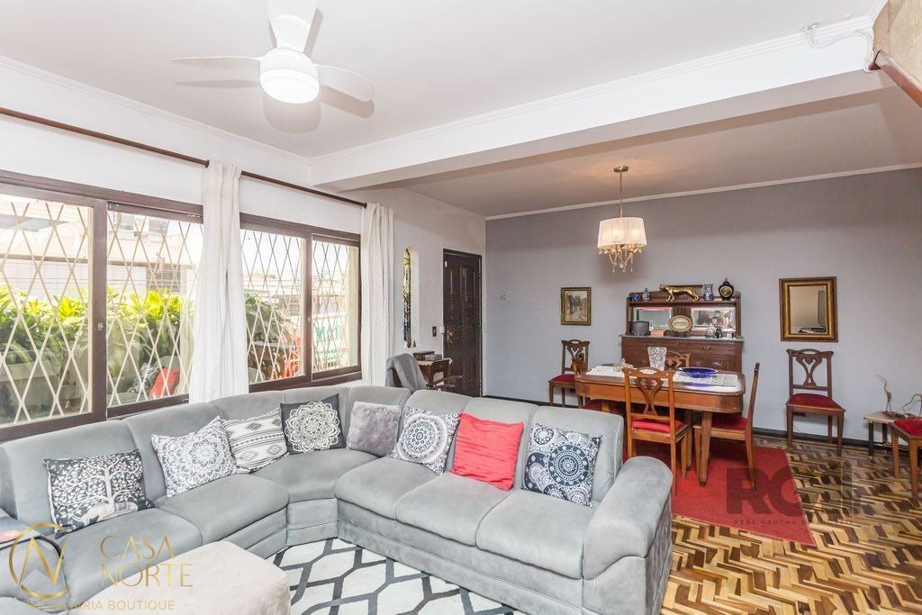 Casa à venda com 3 quartos, 210m², 2 suítes, 2 vagas, Rua Petronilla Cogo no bairro Parque Santa Fé em Porto Alegre