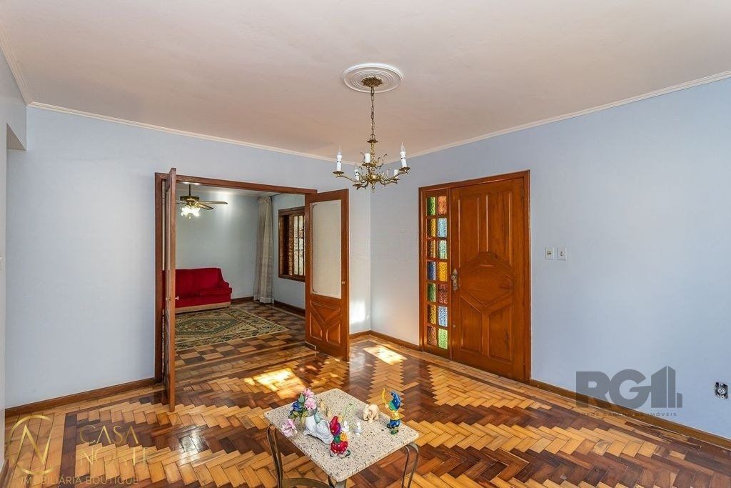 Casa à venda com 4 quartos, 216m², 1 suíte, 5 vagas, Rua Padre Todesco no bairro Partenon em Porto Alegre