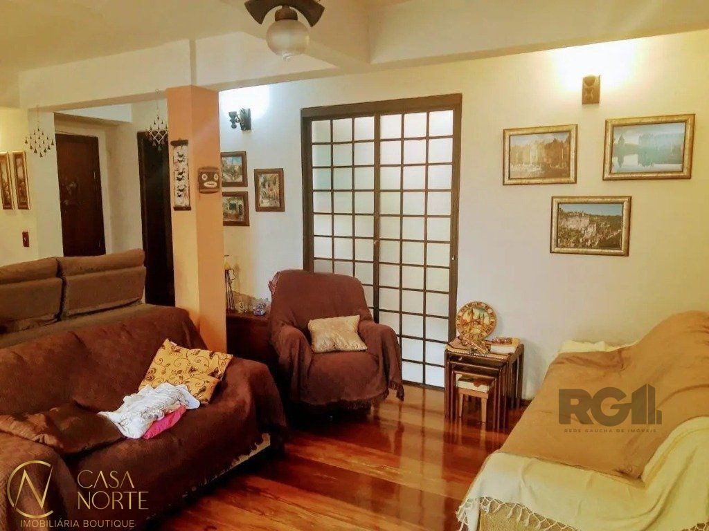 Casa à venda com 3 quartos, 340m², 1 suíte, Rua Doutor Mário Totta no bairro Tristeza em Porto Alegre