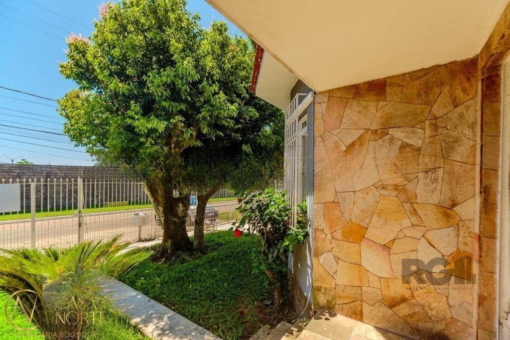 Casa à venda com 3 quartos, 72m², 1 suíte, 3 vagas, Rua dos Maias no bairro Rubem Berta em Porto Alegre