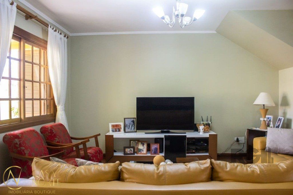 Casa à venda com 4 quartos, 298m², 1 suíte, 3 vagas, Rua Lola de Oliveira no bairro Parque Santa Fé em Porto Alegre