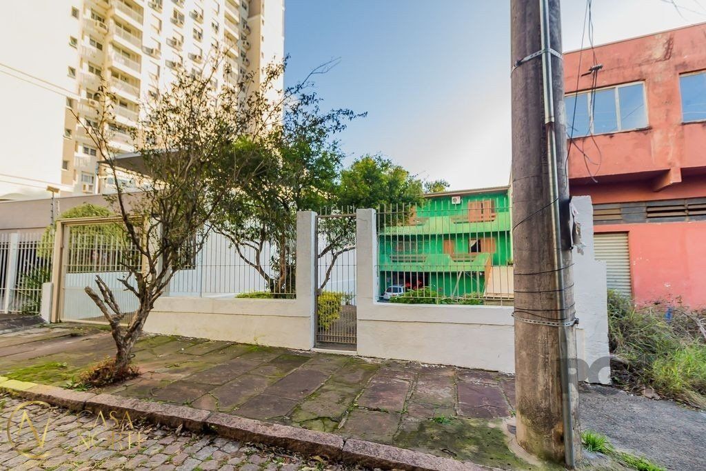 Casa à venda com 5 quartos, 242m², 6 vagas, Rua Limoeiro no bairro Cristo Redentor em Porto Alegre