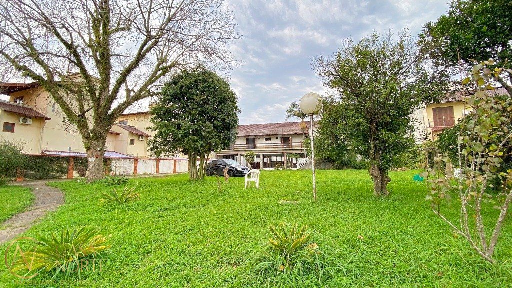 Casa à venda com 7 quartos, 840m², 3 suítes, 8 vagas, Rua Catumbi no bairro Medianeira em Porto Alegre