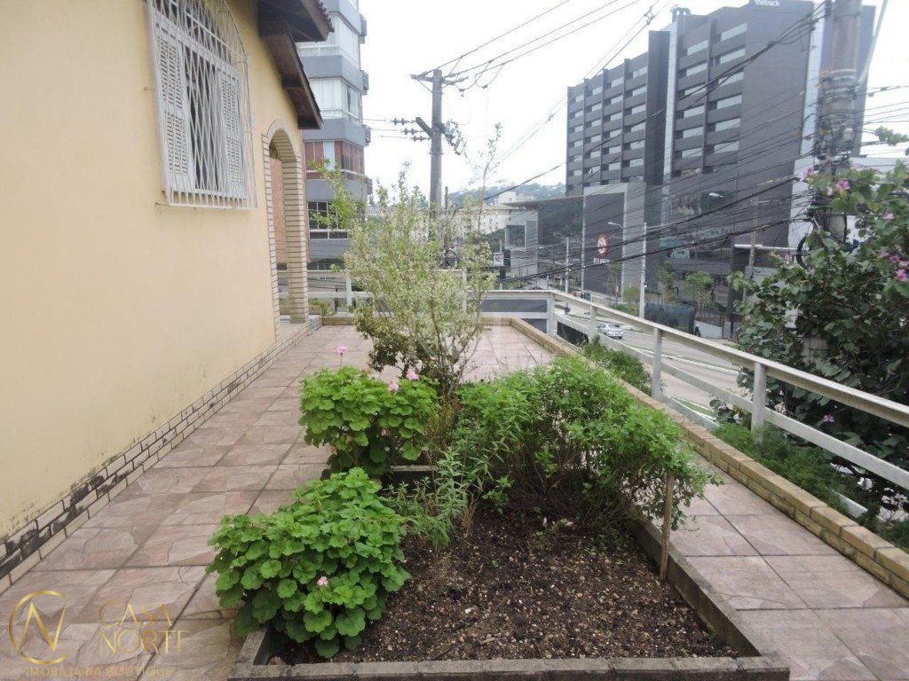 Casa à venda com 7 quartos, 400m², 1 suíte, 2 vagas, Rua Coronel Aparício Borges no bairro Glória em Porto Alegre