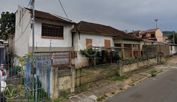 Casa à venda com 2 quartos, 120m², 2 vagas, Rua Bibiano de Almeida no bairro Glória em Porto Alegre