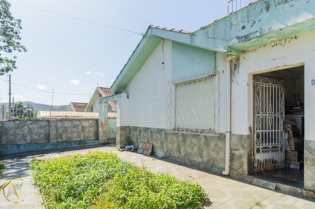 Casa à venda com 3 quartos, 182m², 2 vagas, Rua Doutor Mário Totta no bairro Tristeza em Porto Alegre